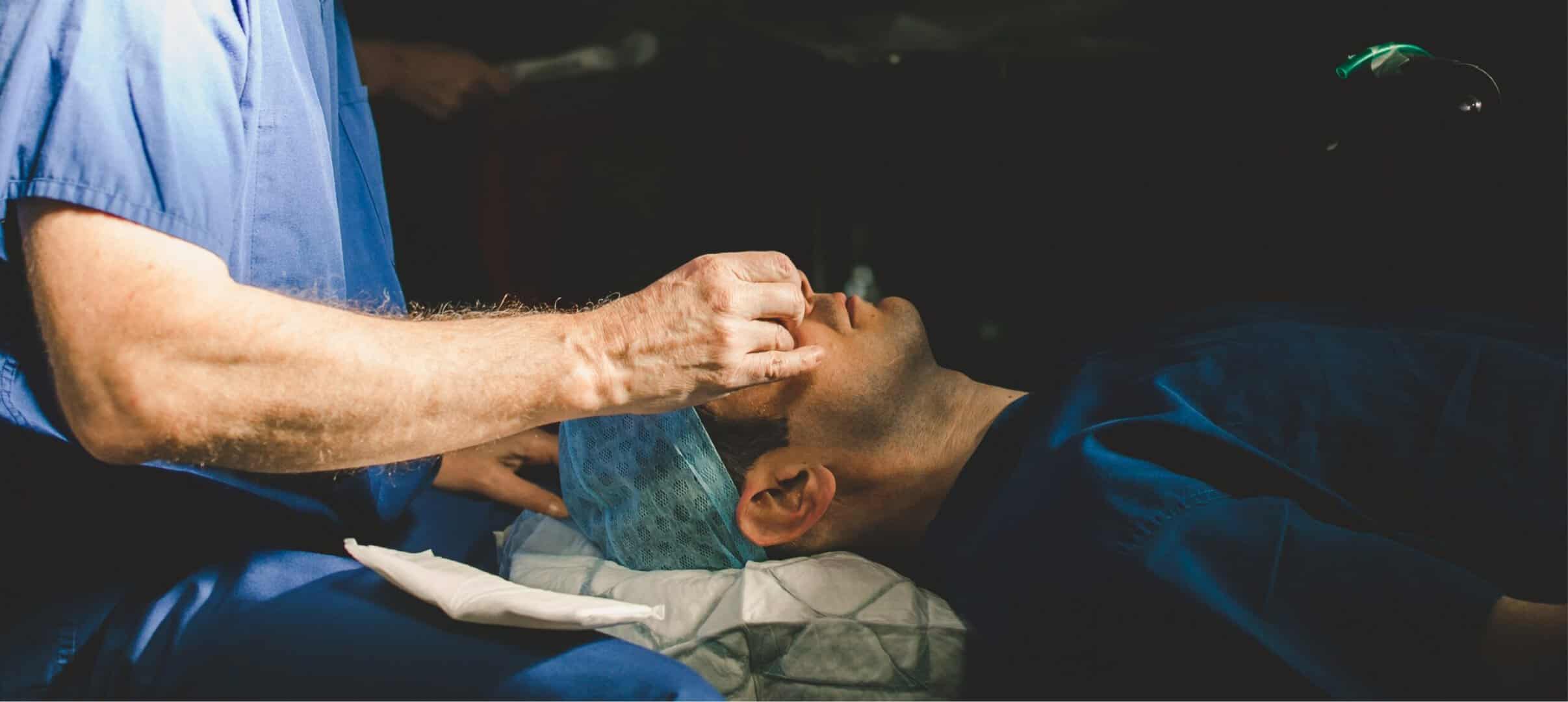 Our surgeons – Sapphire Eye Care ophthalmologist in surgery